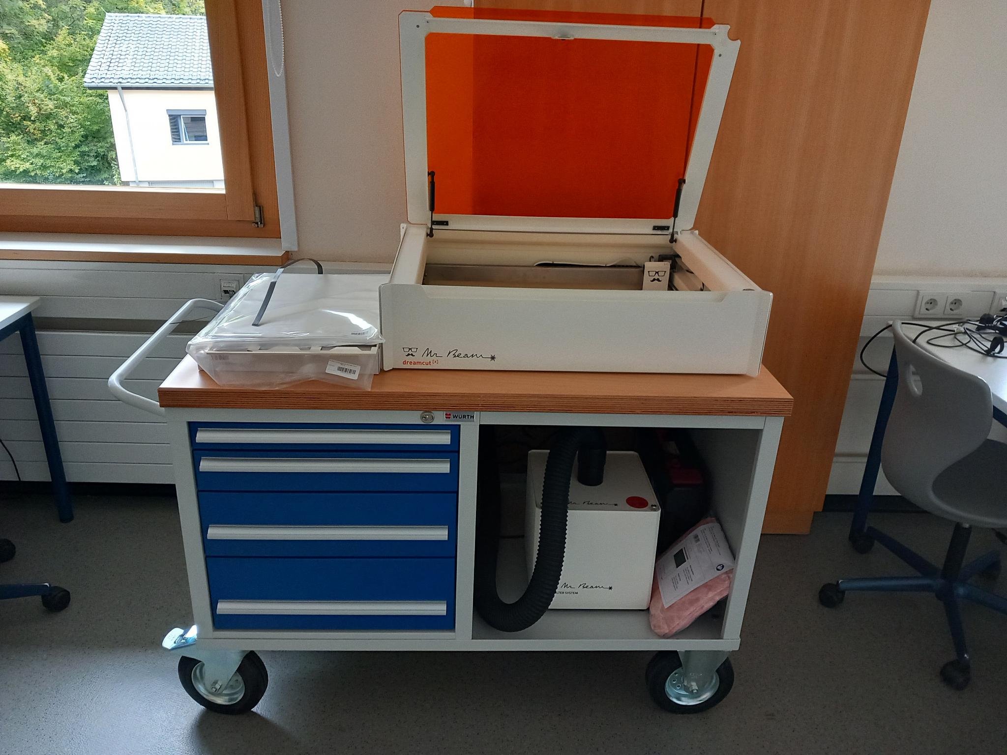 Lasercutter beim Gravieren