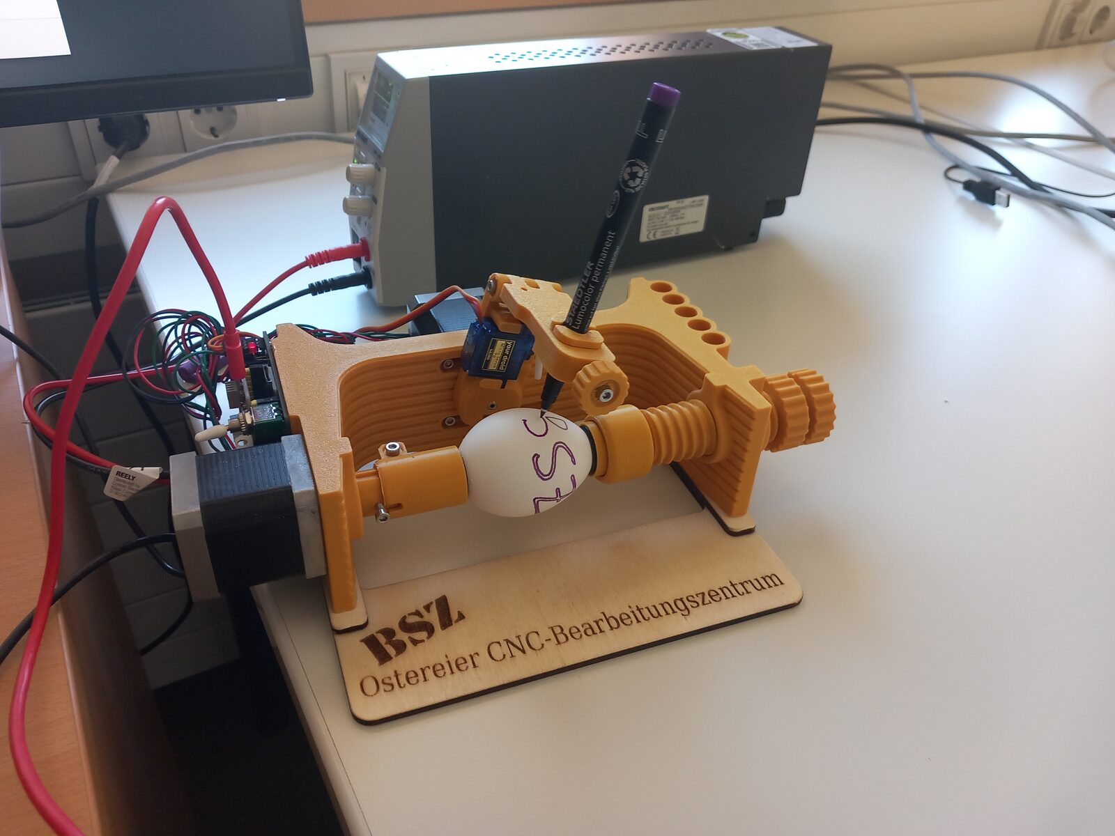 Eggbot mit Schild