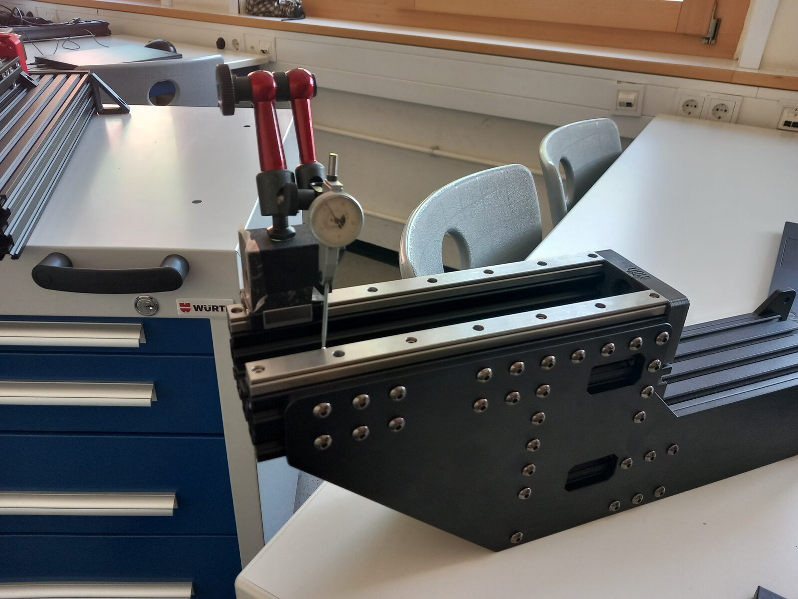 Milo CNC beim Ausrichten der Linearschienen