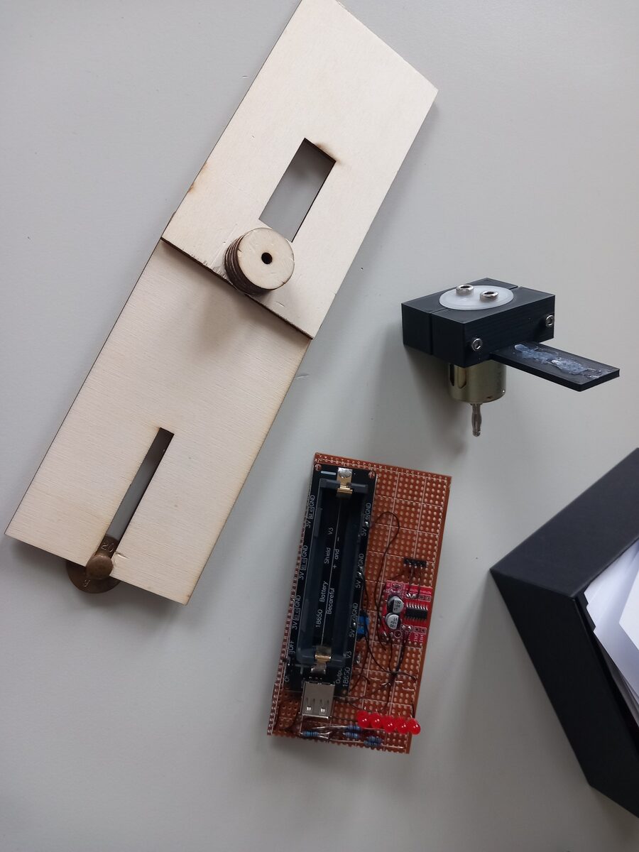 Angefangenes POV-Display mit Platine und Mechanik