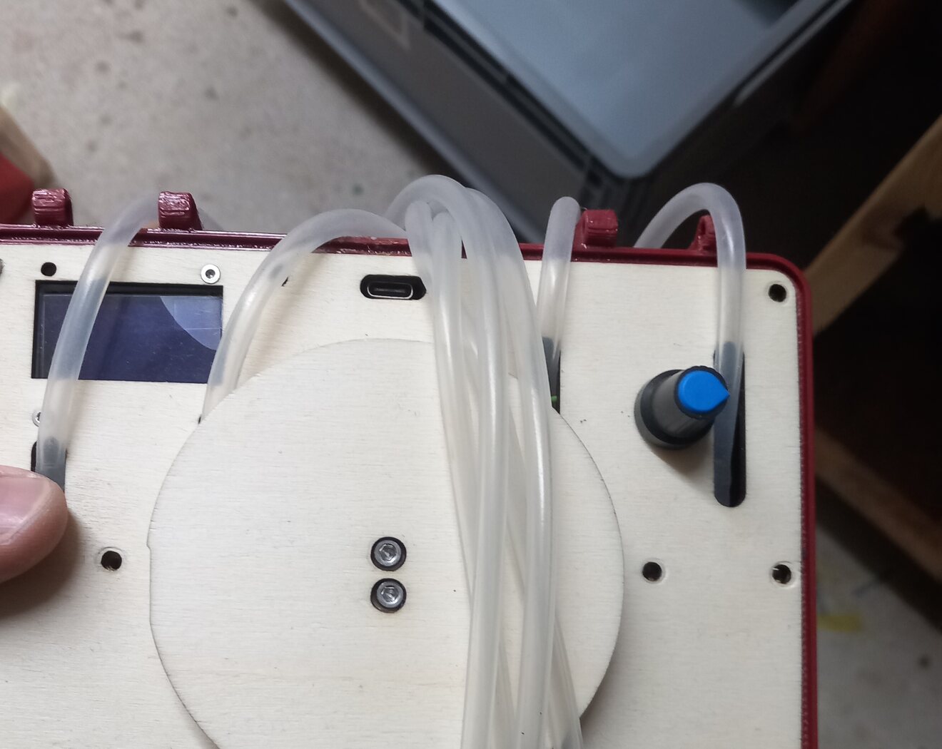 Epoxy-Waage mit aufgewickelten Silikonschläuchen